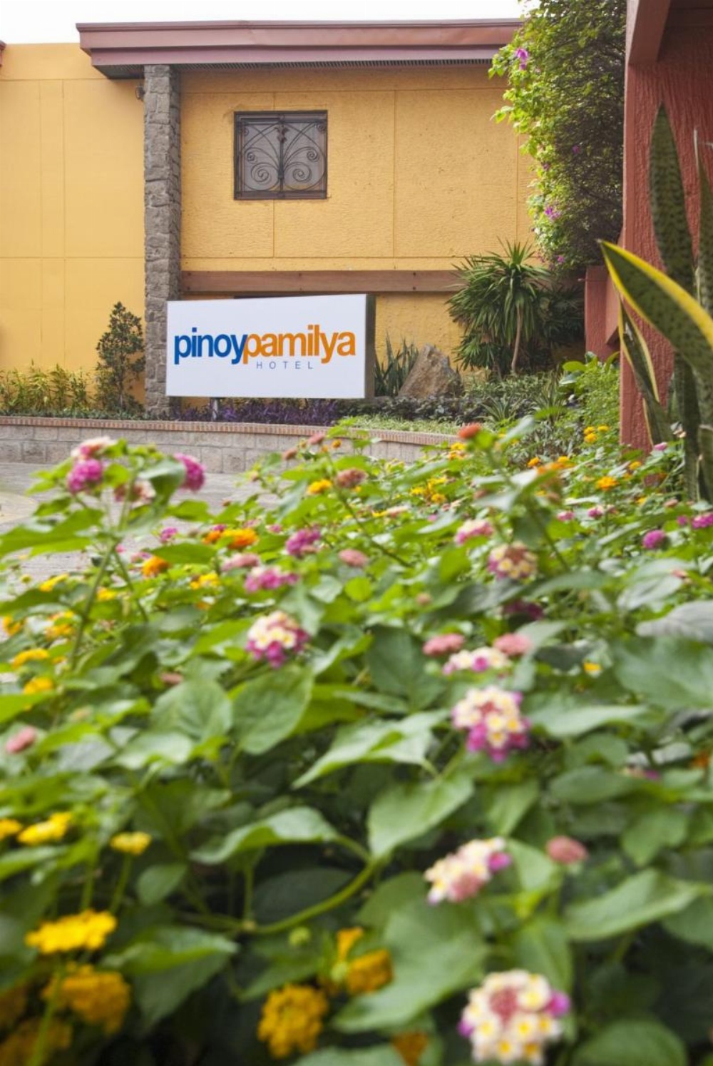 Pinoy Pamilya Hotel